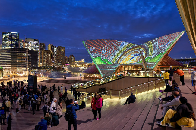 Près de 90 drones plongent dans le port de Sydney suite à une mésaventure lors d'un spectacle de lumière.