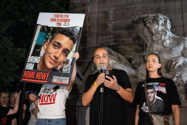 Un otage israélo-américain est libéré alors que les frappes sur Gaza reprennent