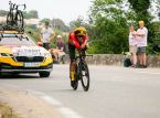 Tobias Johannessen transport&eacute; &agrave; l'h&ocirc;pital avec de l'oxyg&egrave;ne apr&egrave;s une ascension ext&eacute;nuante du Mont Ventoux.