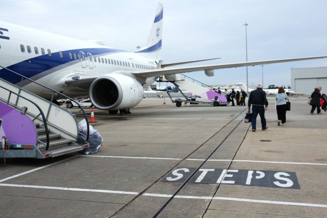 Le Royaume-Uni émet un avertissement pour les voyages en Israël après les frappes israéliennes sur l'Iran.
