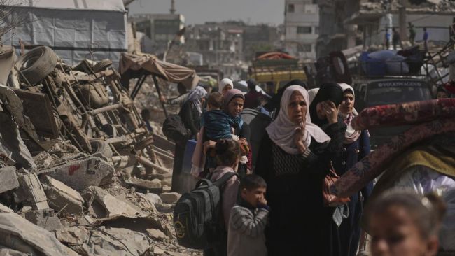 Les frappes aériennes israéliennes tuent 30 personnes à Gaza, dont un journaliste et un responsable des urgences.