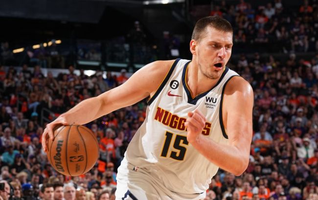 Nikola Jokić bat un nouveau record de la NBA en réalisant la meilleure performance de sa carrière... qui s'est soldée par une défaite
