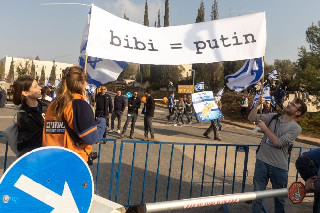 La Russie condamne les frappes israéliennes sur l'Iran comme une violation du droit international