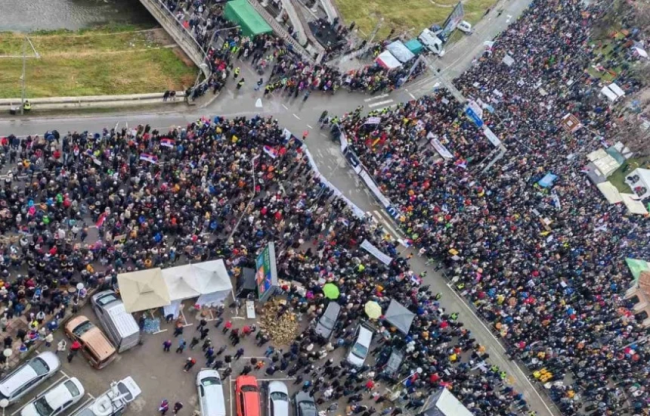 Les protestations serbes s'intensifient alors que les étudiants mènent une manifestation massive à la suite de la catastrophe ferroviaire.
