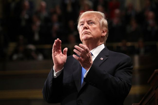 Trump applaudit la libération de l'otage et soutient Israël dans sa décision de cessez-le-feu
