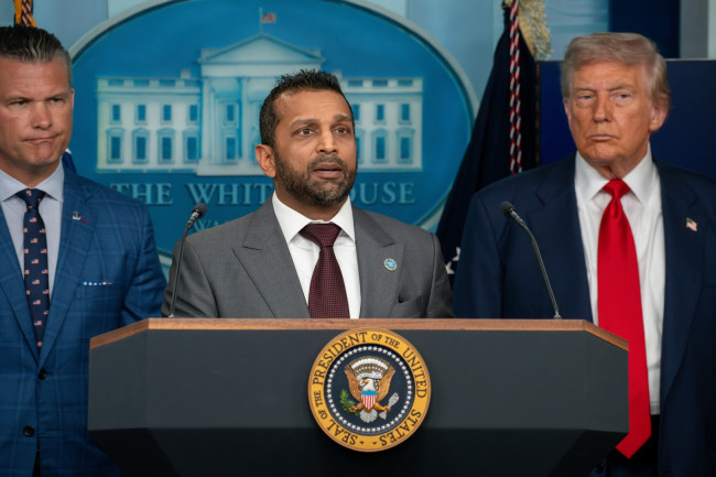 Le directeur du FBI poursuit The Atlantic en justice après des informations selon lesquelles il aurait un problème d'alcool qui pourrait "compromettre la sécurité nationale"