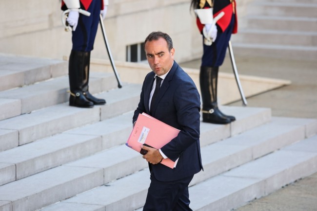 Lecornu survit de justesse aux votes de défiance.