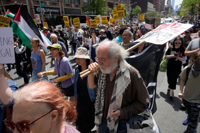Les manifestations du 1er mai contestent les politiques de Trump en matière d'immigration et de travail.
