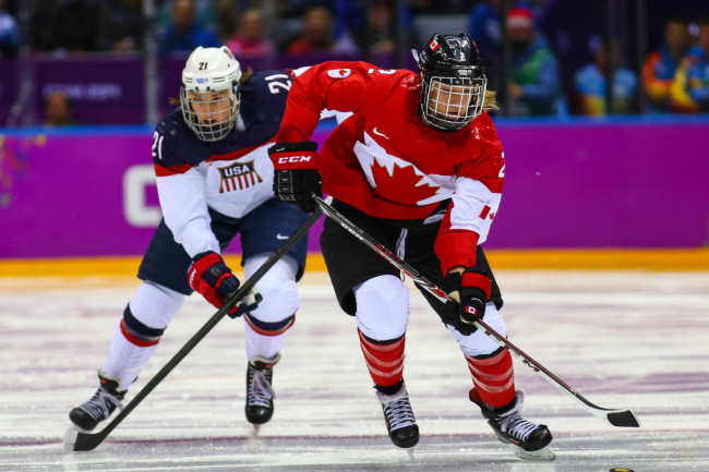 Les États-Unis réduisent la distance avec le Canada dans la rivalité historique du hockey sur glace féminin et remportent l'or à Milano-Cortina