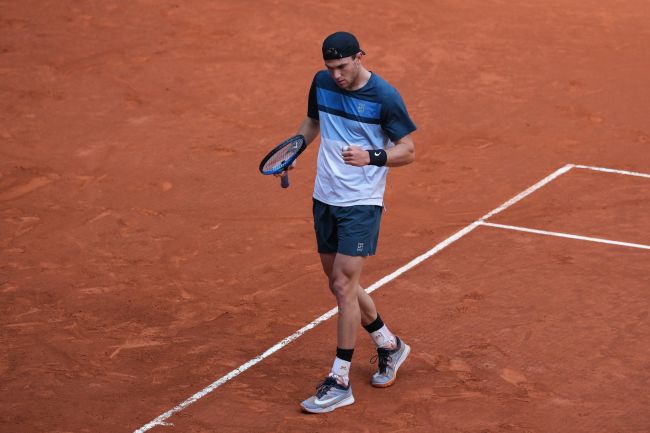 Les problèmes physiques de Jack Draper se poursuivent : Se retire au premier tour de l'Open de Barcelone malgré une manche gagnée.