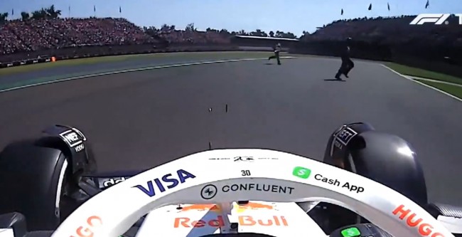 Le moment où Liam Lawson a failli percuter des marshals au Mexique : "J'aurais pu les tuer"