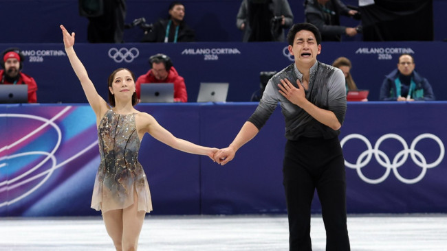 Les patineurs artistiques japonais Riku Miura et Ryuichi Kihara remportent la médaille d'or sur la musique de Gladiator.
