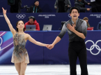 Les patineurs artistiques japonais Riku Miura et Ryuichi Kihara remportent la m&eacute;daille d'or sur la musique de Gladiator.