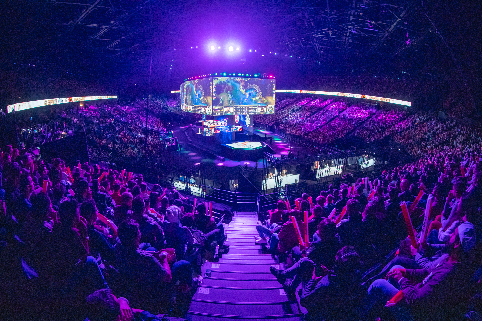Arena well. League of Legends World Championship 2022 шоу. Riot games Arena. Champions Arena Gala.
