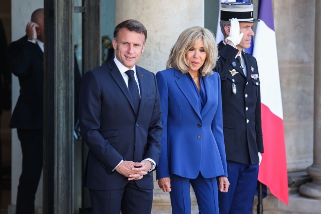 Macron doit présenter des "preuves photographiques et scientifiques" pour prouver que son épouse est une femme.