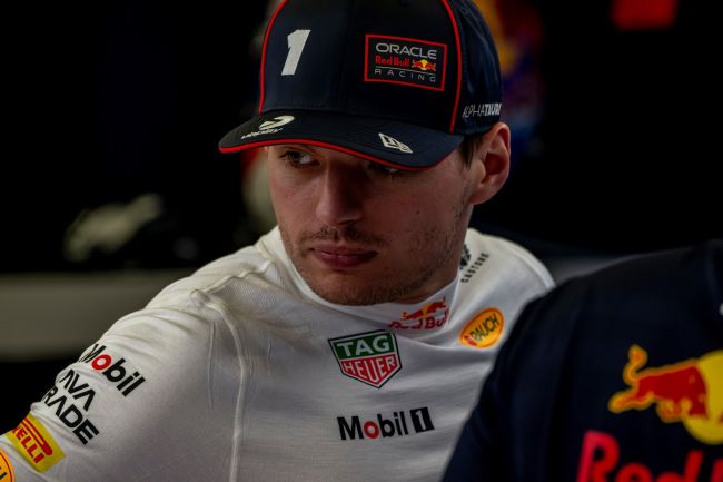 Max Verstappen se mord la langue après la pénalité qui lui a coûté la victoire en Arabie saoudite.