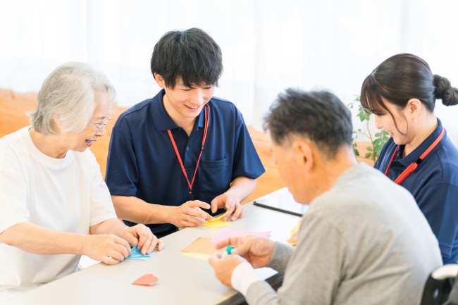 Le débat sur le « harcèlement lié aux poils des jambes » continue à Tokyo, alors que de plus en plus d'hommes portent des shorts au boulot