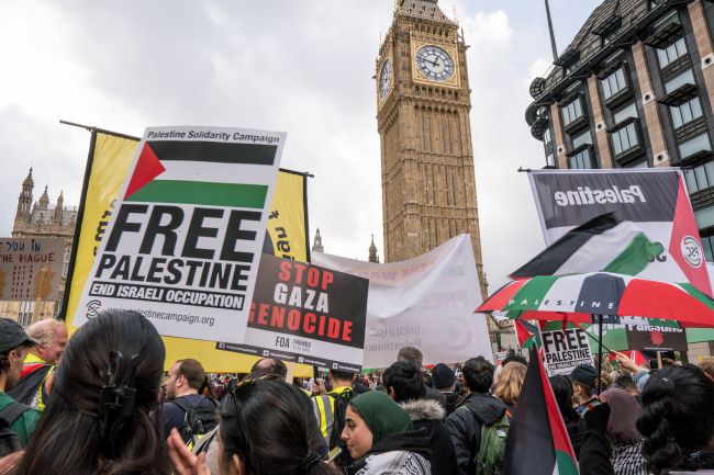 Un homme escalade la tour Big Ben en brandissant le drapeau palestinien