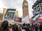 Un homme escalade la tour Big Ben en brandissant le drapeau palestinien