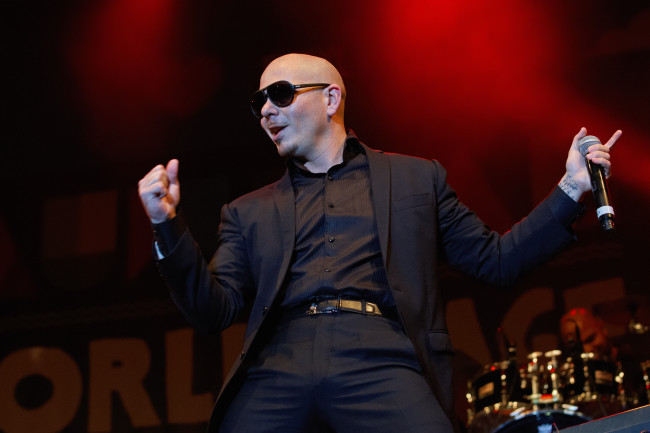 Pitbull tentera de battre un record de port de bonnet chauve à Londres en juillet prochain