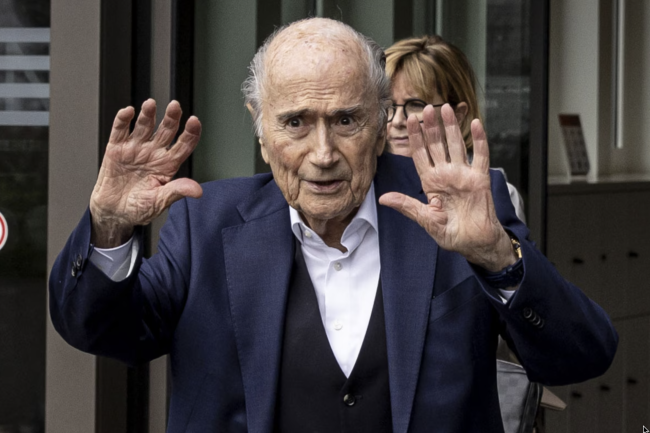 Sepp Blatter exhorte les amateurs de football à ne pas participer à la Coupe du monde aux États-Unis : "Restez loin des États-Unis !"