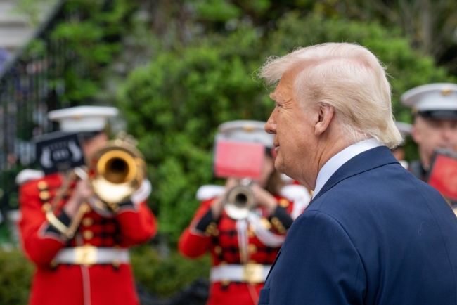 Trump annonce la fin des sanctions contre la Syrie et obtient 600 milliards de dollars d'investissements saoudiens.