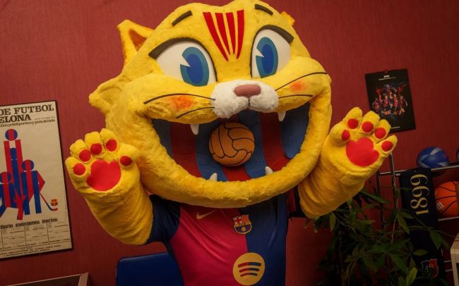 Le FC Barcelone présente sa nouvelle mascotte, mais elle n'a pas porté chance.
