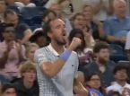 Daniil Medvedev surpris en train de faire un geste obscène lors d'un spectacle embarrassant à l'US Open