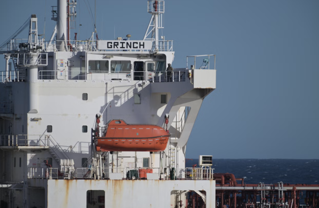 La France libère le pétrolier suspecté d'appartenir à la flotte fantôme russe, connu sous le nom de Grinch, après une lourde amende