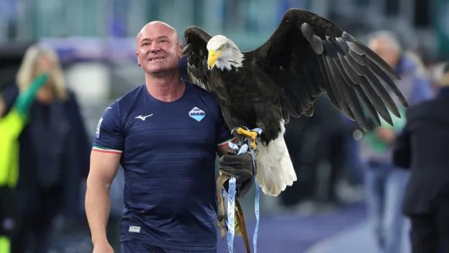 La Lazio licencie le fauconnier, soigneur de leur aigle mascotte, qui a montré sa prothèse de pénis sur les médias sociaux