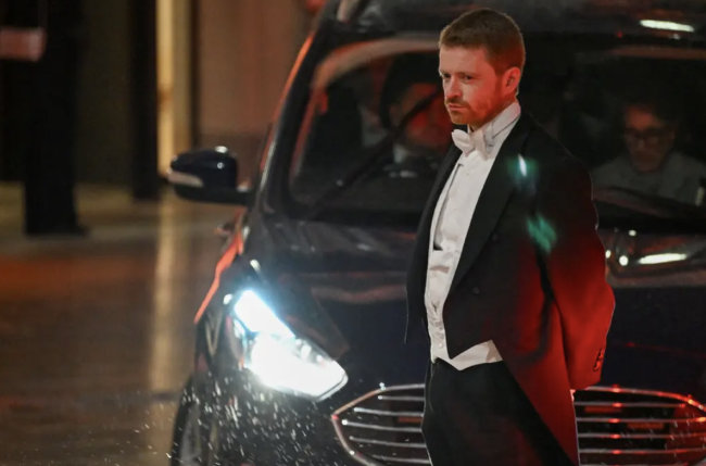 Le chef de cabinet de Starmer démissionne suite au scandale de la nomination de Mandelson lié à Jeffrey Epstein.