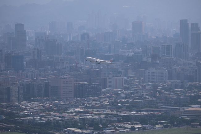 Le Japon se prépare à une onde de tempête alors que la tempête tropicale Jangmi provoque des pannes d'électricité et des déplacements de population.