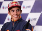 Carlos Sainz consid&egrave;re Marc M&aacute;rquez comme l'Ayrton Senna du MotoGP : "En vivant dans le pr&eacute;sent, nous ne nous rendons pas compte"