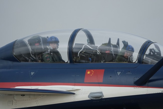 Les relations entre la Chine et le Japon s'aggravent : Des avions de chasse chinois dirigent leur radar d'armement sur des avions japonais