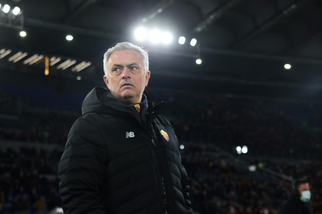 Mourinho se veut équidistant concernant le conflit entre Vinícius et Prestianni, mais affirme que Benfica n'est pas raciste.