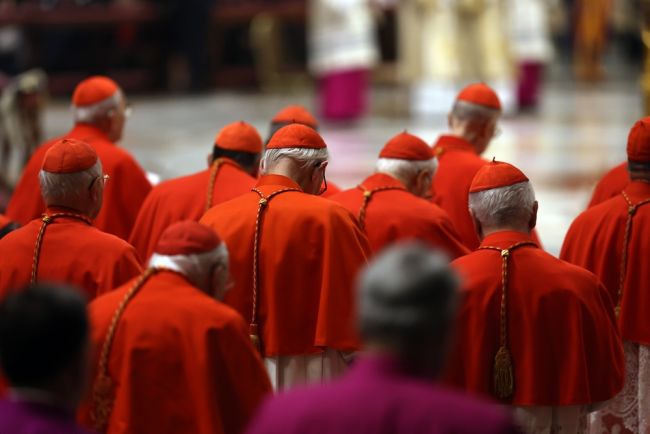 Les cardinaux se réunissent après le décès du pape François et se préparent aux funérailles.