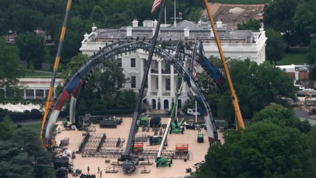 Les travaux de construction de la cage de combat de l'UFC devant la Maison Blanche commencent.