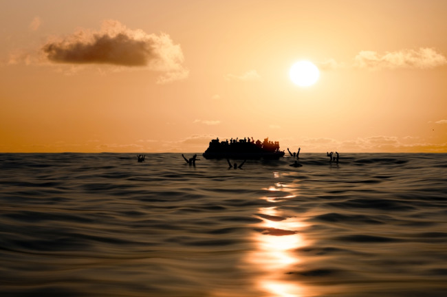 Au moins 53 morts ou disparus après le chavirement d'un bateau de migrants au large de la Libye.