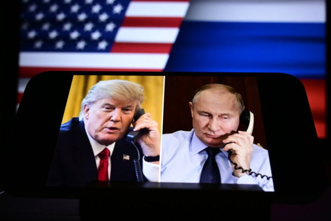 Trump et Poutine parlent de guerre et de paix lors d'un appel téléphonique.