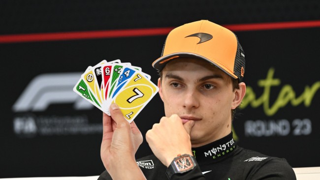 Oscar Piastri, George Russell et Alex Albon ont organisé un championnat de "UNO" "aux règles douteuses"
