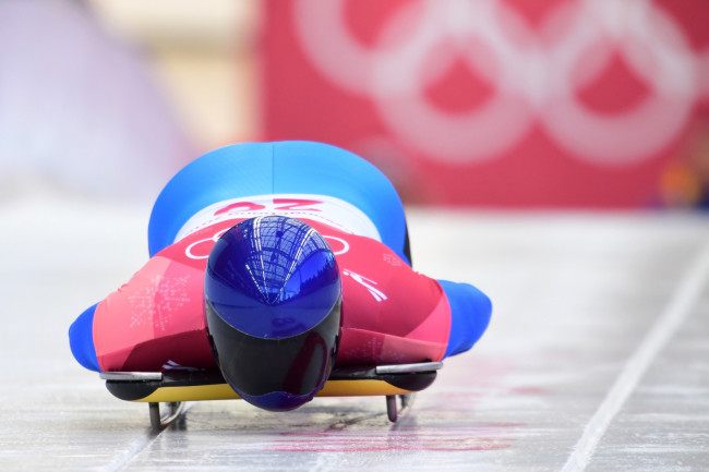 Le coureur de skeleton ukrainien Vladyslav Heraskevych porte un casque avec des photos d'athlètes tués pendant la guerre.