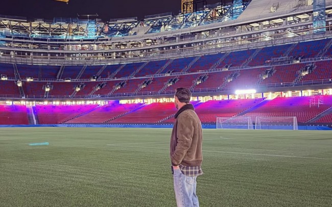 Leo Messi revient au Camp Nou et envoie un message énigmatique : "J'espère pouvoir revenir un jour, pas seulement en tant que joueur...".