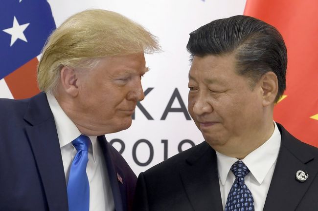 Donald Trump revendique une visite réussie en Chine, mais les accords commerciaux sont remis en question.