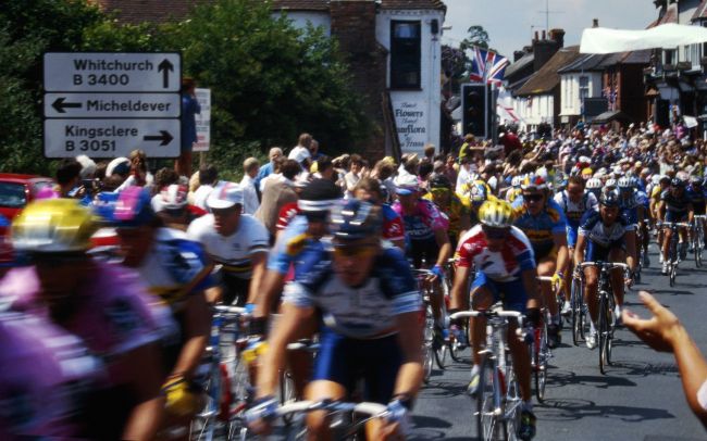 Le président du cyclisme parle de la proposition de faire payer les spectateurs du Tour de France : "Cela touche un débat national"