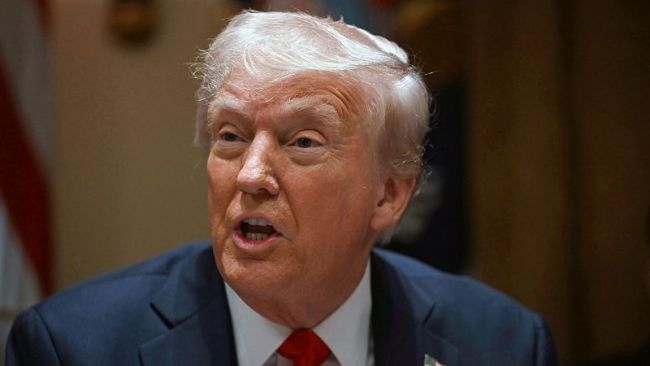 Trump pousse de nouveaux tarifs douaniers sur le Mexique, le Canada et la Chine en raison des inquiétudes liées au fentanyl.