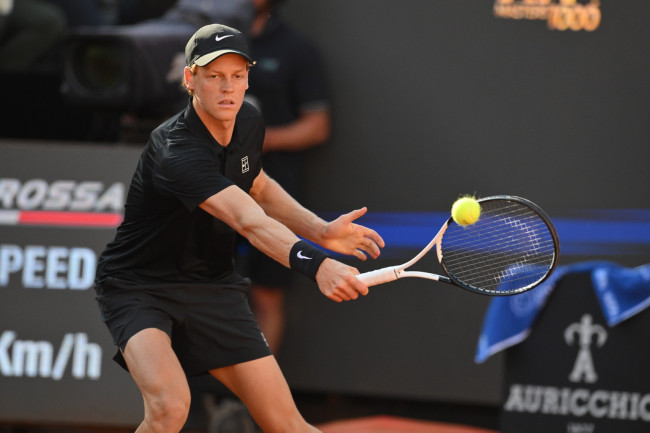 Jannik Sinner OUT de Roland Garros après avoir eu besoin d'un temps mort médical controversé