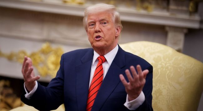 Trump change de cap sur la Russie et l'Ukraine : Il soutient l'Ukraine en lui fournissant des armes et menace la Russie de droits de douane de 100 %.