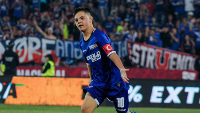 L'hommage émouvant du club chilien à Walter Montillo et à son fils Santino, 15 ans après avoir lutté pour sa vie.