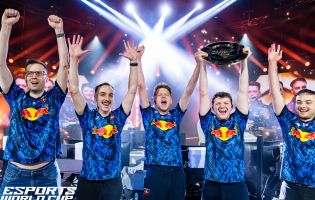 Team Redline défend son titre de champion du monde d'esports en remportant le trophée 2025.