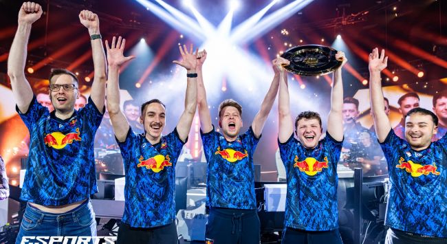 Team Redline défend son titre de champion du monde d'esports en remportant le trophée 2025.
